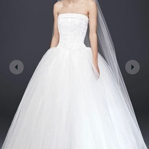 DAVID'S BRIDAL COLLECTION
tulle wedding dress with beaded satin bodice